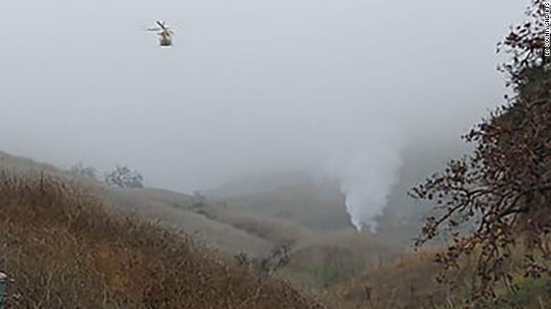 直升机在加利福尼亚州卡拉巴萨斯的山坡上坠毁