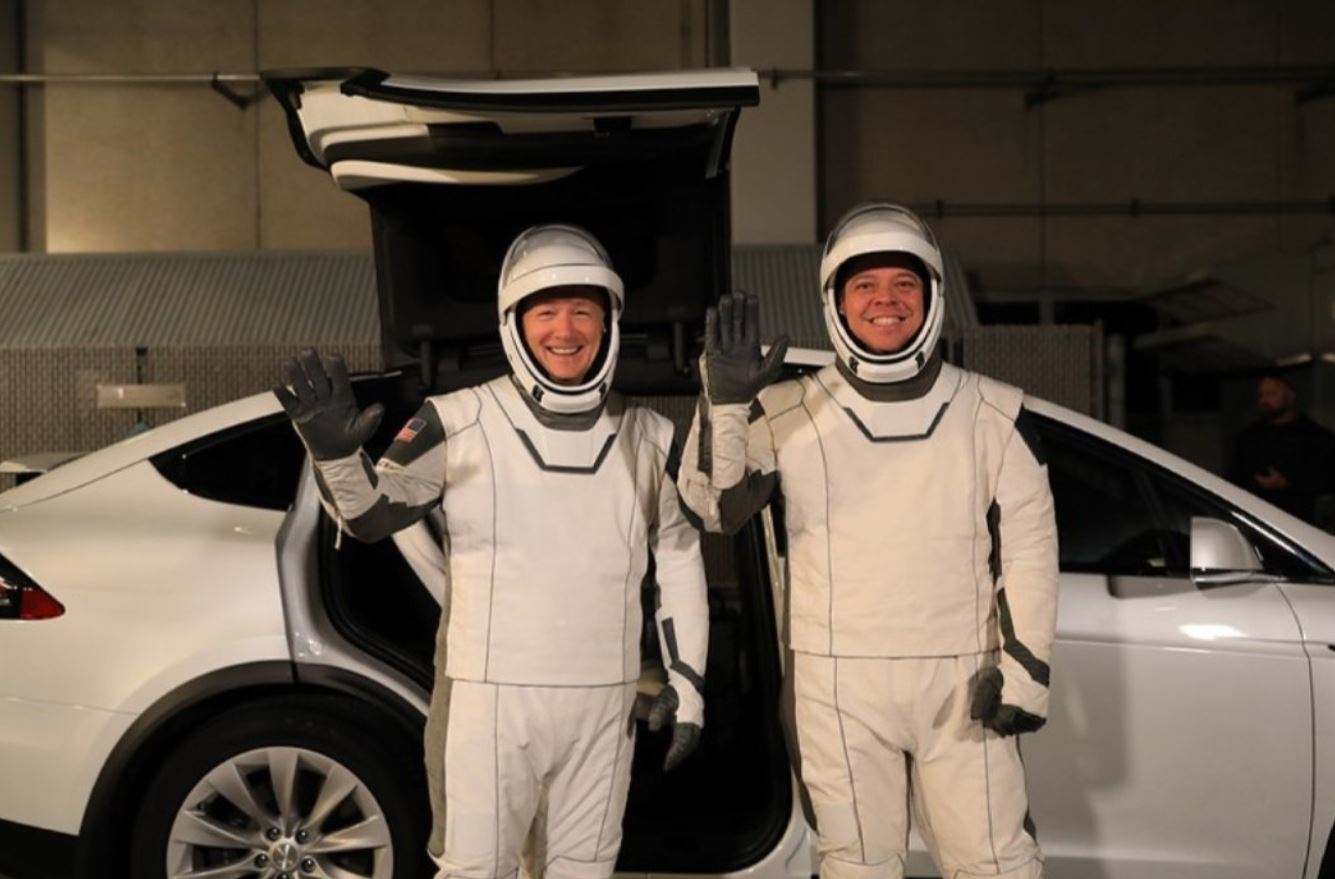 图：执行SpaceX载人飞行任务的宇航员将乘坐特斯拉Model X前往发射台