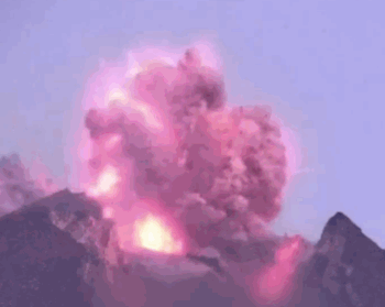 印尼默拉皮火山喷发：火山灰高达2000米 暂无伤亡报告