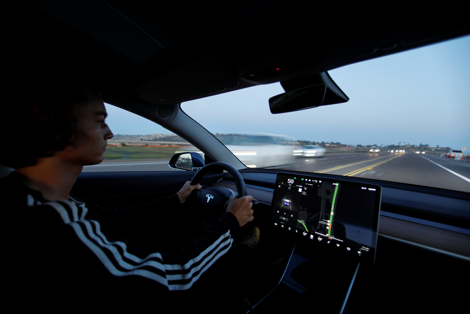 Tesla 的车内相机可能被用来监视驾驶是否专心开车