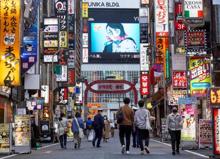 资料图片：2021年4月，日本东京，行人经过Kabukicho休闲娱乐区。REUTERS/Androniki Christodoulou