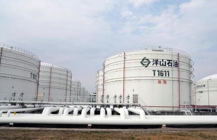 资料图片：2018年3月，上海，洋山港石油仓库的储罐。REUTERS/Aly Song