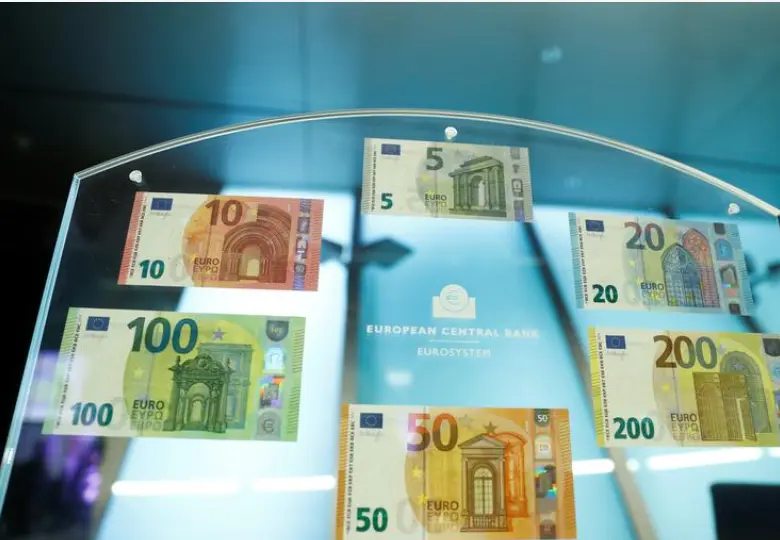 资料图片：2018年9月，德国法兰克福，欧洲央行展示的欧元纸币。REUTERS/Kai Pfaffenbach