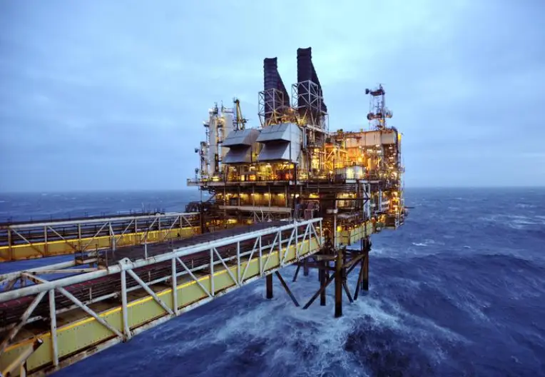 资料图片：2014年2月，英国阿伯丁外海，一处海上石油设施。REUTERS/Andy Buchanan