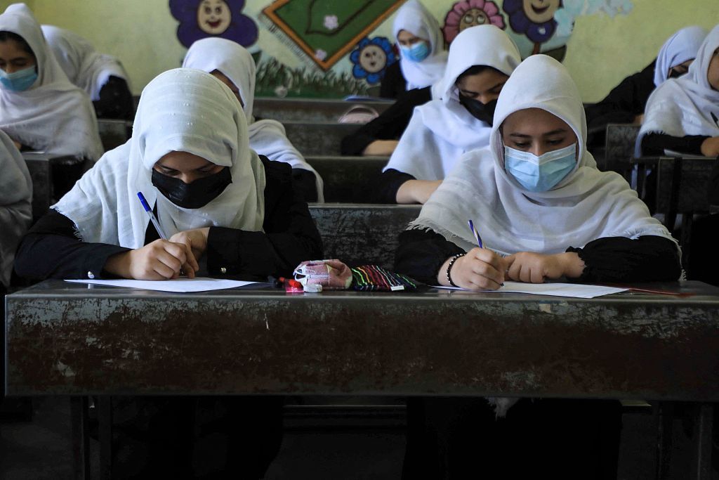 塔利班：阿富汗女性有权学习 男女将分班接受教育