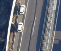 现场:日本强震后公路裂开50米长缝