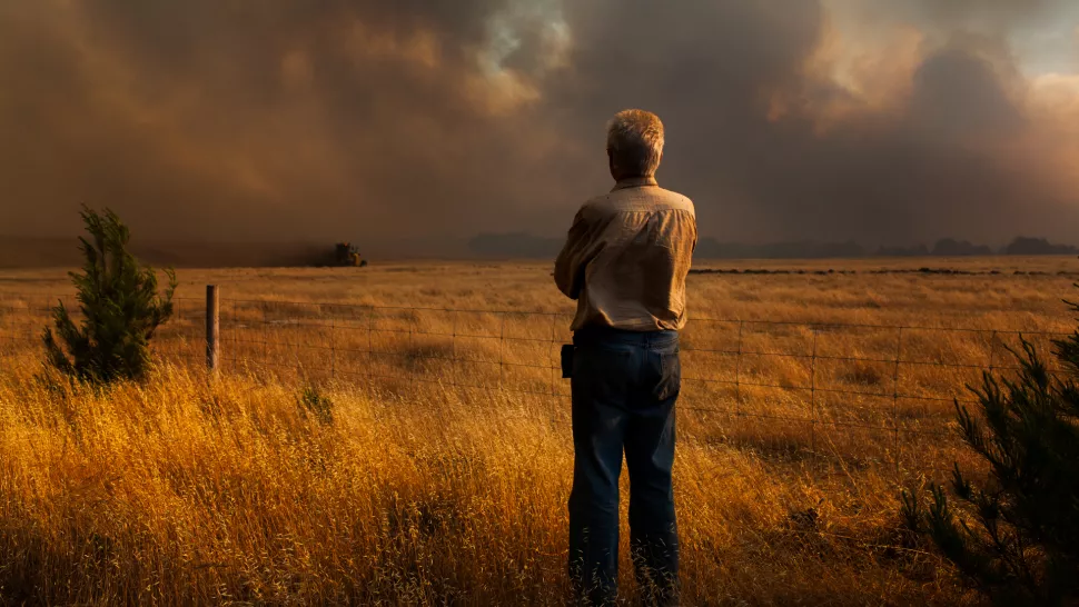 一个男人看着一场丛林大火。 联合国报告预测，野火和其他灾害将增加