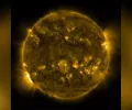 巨大的太阳耀斑在令人惊叹的美国宇航局图像中捕捉到，因为它从太阳发射