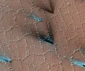 奇异的“多边形”正在火星表面裂开