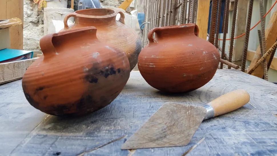 这些完整的陶制炊具是在为别墅的仪式浴提供水的蓄水池中发现的。 （图片来源：Michal Haber/希伯来大学）