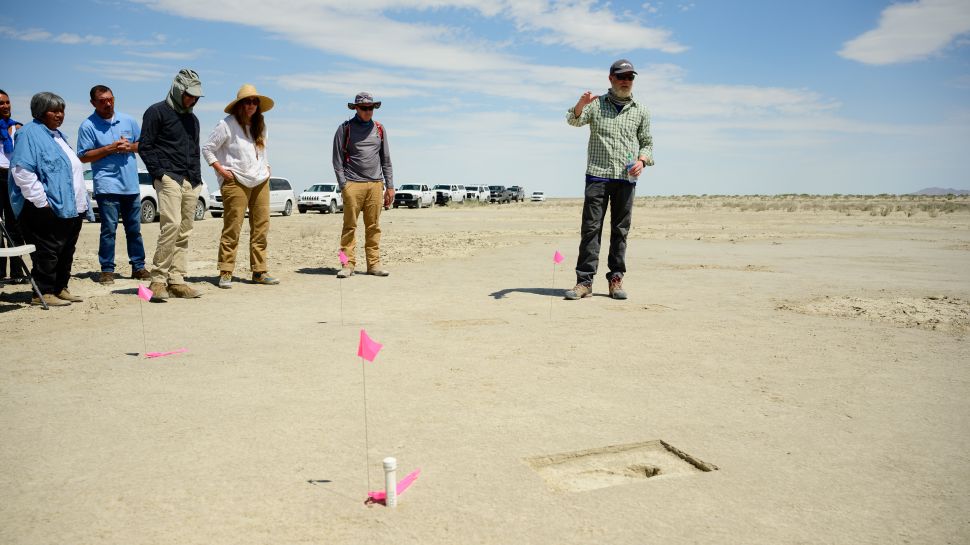 研究人员站在希尔空军基地发现的一个鬼脚印旁边。 （图片来源：R. Nial Bradhsaw 拍摄的美国空军照片）