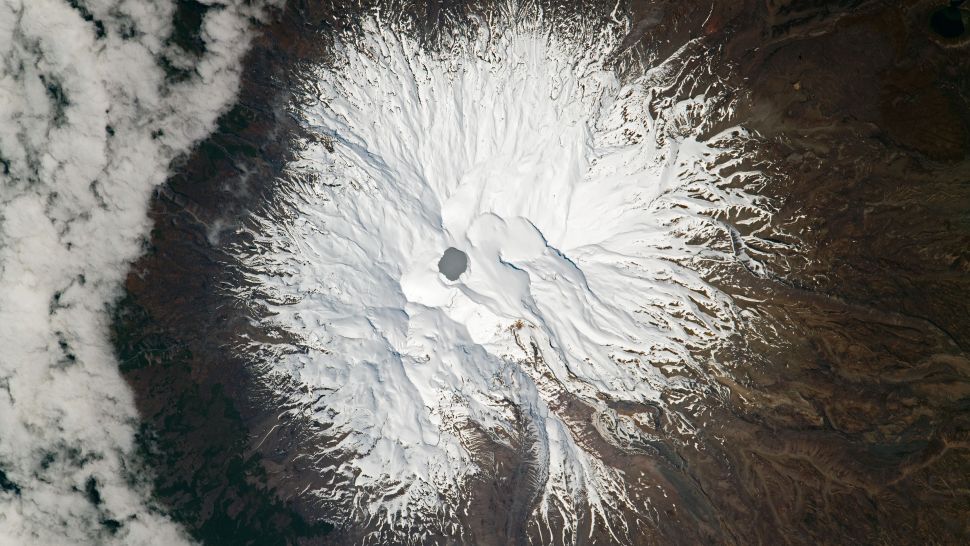 宇航员于 2021 年 9 月 23 日拍摄的鲁阿佩胡山照片。在活跃的成层火山山顶可以看到被称为火山湖的高酸性热液湖。 （图片来源：美国宇航局地球观测站）