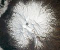 现实生活中的“末日山”顶部的酸湖在空间站的惊人新图像中捕捉到