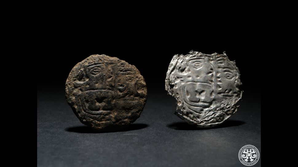这些被称为耳轴的银饰是与大约 1300 年前埋葬在那里的七个人一起埋葬在坟墓中的随葬品之一。 （图片来源：米沃什 Giersz）