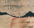从太空看到的巨大古代熔岩流看起来像新墨西哥沙漠上的一个巨大的黑色伤疤