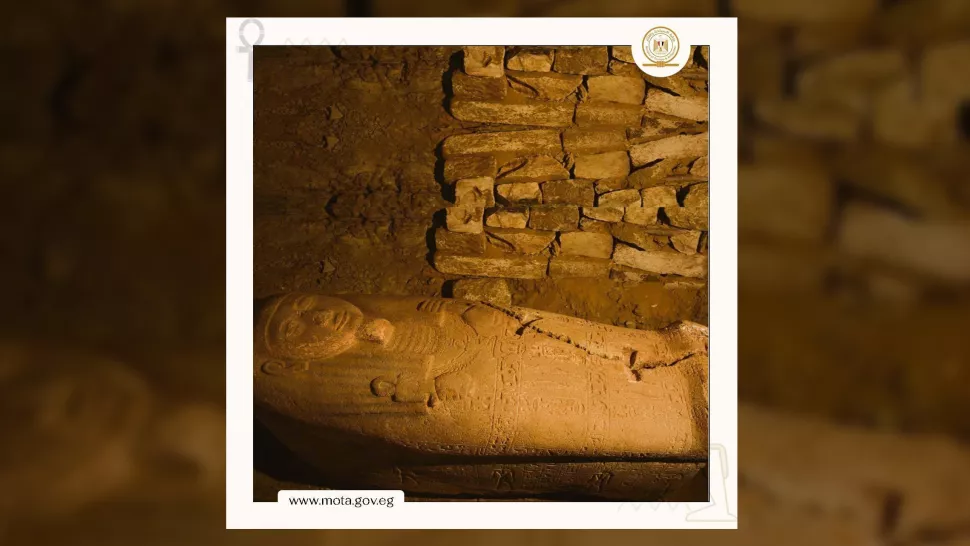 这个粉红色的花岗岩棺材是在乌纳斯国王金字塔附近发现的。 （图片来源：由埃及旅游和古物部提供）