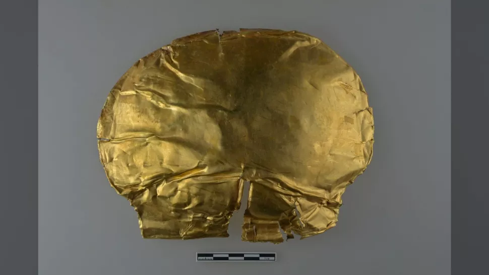 金面罩出土于商朝一位古代贵族的墓葬中。 它被认为有3000多年的历史。 （图片来源：图片提供给中新社）