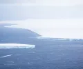 巨大的南极冰山被强大的洋流撕成两半