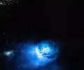 在令人惊叹的宇航员照片中，奇异的蓝色斑点在地球大气层中盘旋。 但它们是什么？