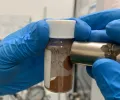 “纳米片”材料可通过吸附力与磁力从水中去除微塑料