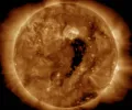 来自太阳“峡谷状”洞的太阳风暴最快将于周四（12 月 1 日）袭击地球