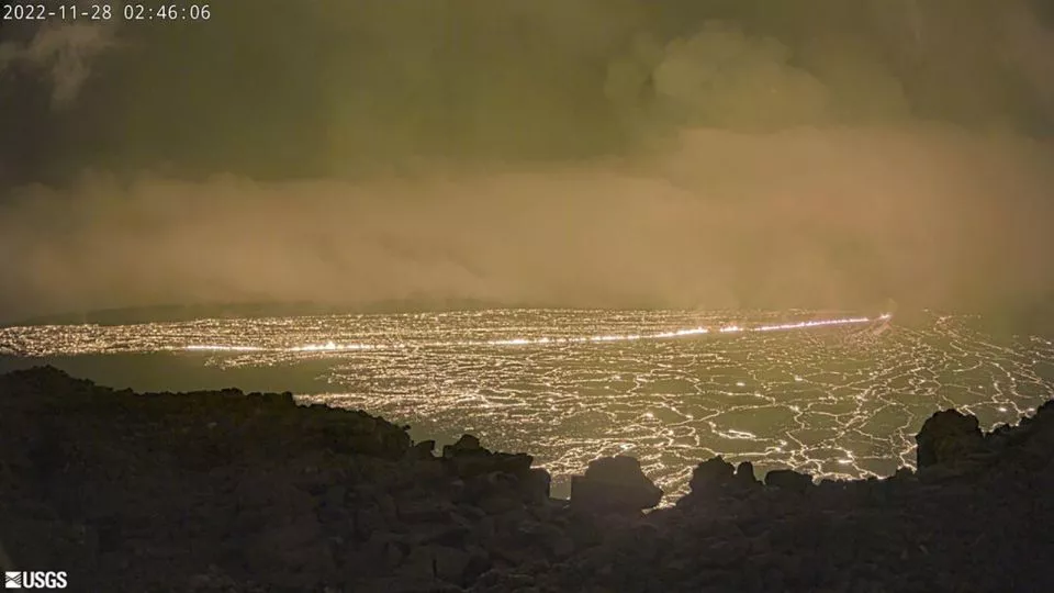 USGC 网络摄像头捕捉到的充满熔岩的 Moku'āweoweo 火山口。 （图片来源：美国地质调查局）