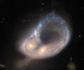 哈勃望远镜拍摄的壮丽星环是两个星系正面碰撞的结果