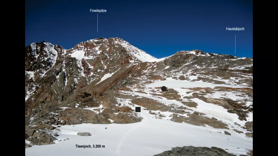 奥茨的遗体被发现在海拔 10,530 英尺（3,210 米）处标有黑色圆圈的地方。 在斜坡下方标有黑色方块的地方发现了一把被认为属于他的斧头。（图片来源：Secrets of the Ice/Walter Leitner）