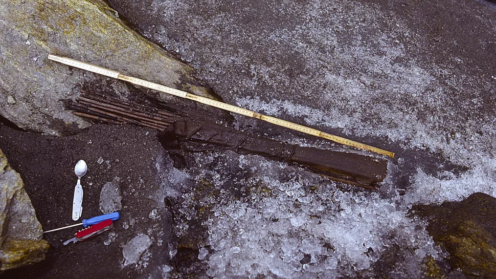 在 Ötzi 的遗体附近发现了几件手工艺品，包括这个带箭的箭袋。 它们被损坏了，这被解释为冲突的迹象，但新的研究表明它可能是由冰的压力造成的。（图片来源：冰的秘密/Gernot Patzelt）