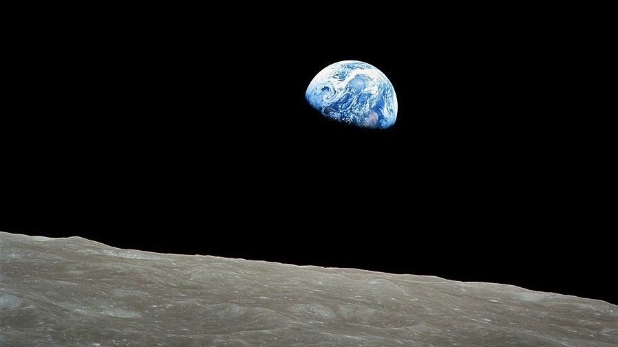 1968 年 12 月 24 日，威廉·安德斯 (William Anders) 在阿波罗 8 号宇宙飞船上拍摄的著名“地出”照片。（图片来源：NASA/Apollo 8/William Anders）