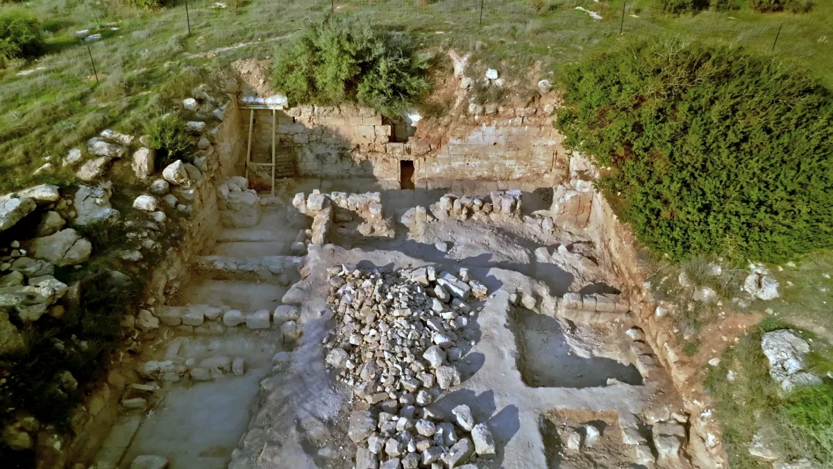 埋葬洞穴及其前院位于耶路撒冷西南约 30 英里（48 公里）处，在 1980 年代被掠夺者暴露，但此后一直对公众关闭。 （图片来源：以色列文物管理局的 Emil Aladjem）