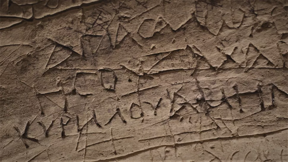 墙壁上装饰着基督教朝圣者的几处铭文，其中一些是用阿拉伯语写的，这一个是用希腊语写的。（图片来源：以色列文物管理局的 Emil Aladjem）