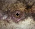 巨大的黑洞是太阳质量的 300 亿倍，是迄今为止发现的最大黑洞之一