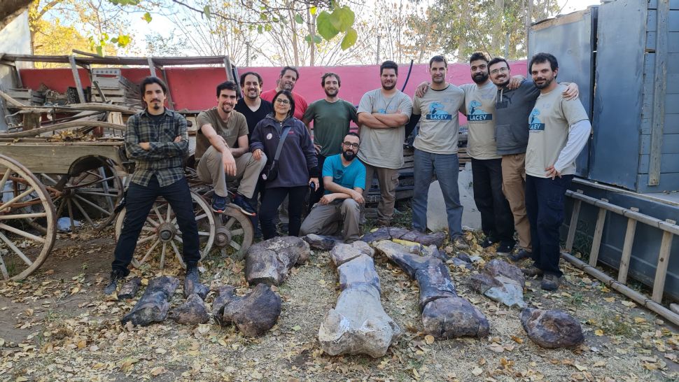 研究团队站在回收的泰坦巨龙 Chucarosaurus diripienda 化石旁边。 （图片来源：由 Fernando Novas 提供）