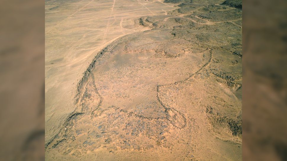 沙特阿拉伯 Jebel az-Zilliyat 沙漠风筝的鸟瞰图。 （图片来源：O. Barge/CNRS）